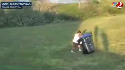 Man traps an alligator in a creative way using a dustbin