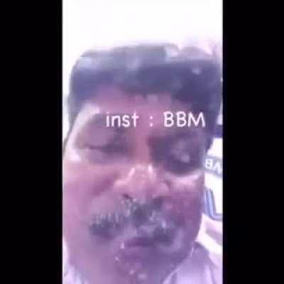 WTF!! Como hace para hablar debajo del agua? 😰😨🤯