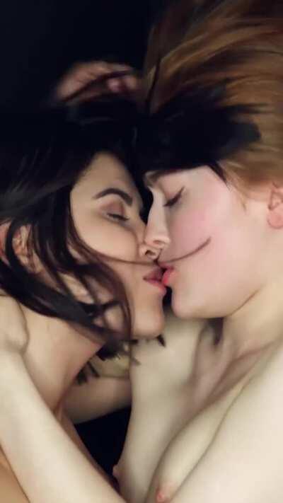 Look At The Way They Kiss. Sooooo Beautiful 😍