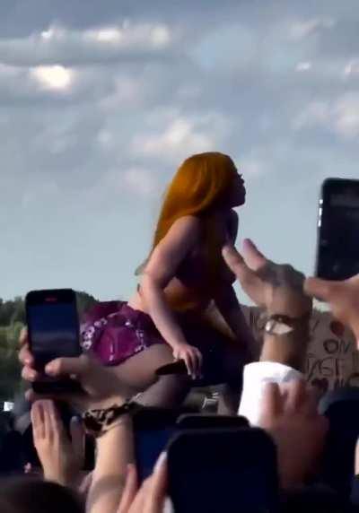 Is it just me or does Ice Spice seem tired of twerking? This is from a recent show