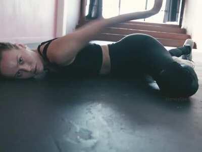 Brie Larson’s ass jiggle!