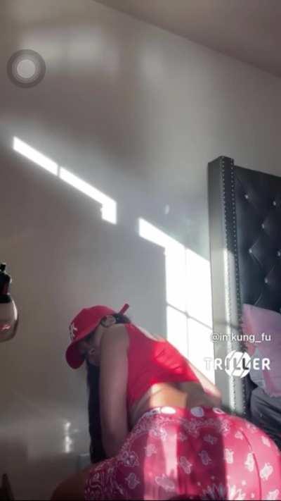 Look at her twerk that 🍑💦