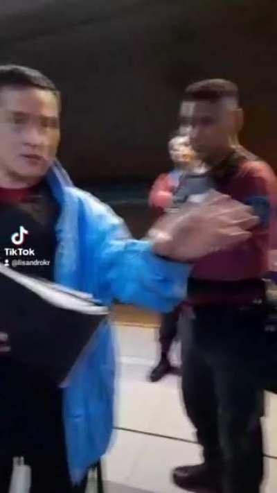 8 policias para un musico en la zona mas caliente de palermo cuando no tenian motivo ninguno para accionar, un gasto de recursos desmesurado y falta de profesionalismo total