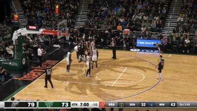 [Highlight] Keldon Johnson gets up for the nice block and then Lonnie Walker IV throws a stunning bounce pass to Dejounte Murray for the layup