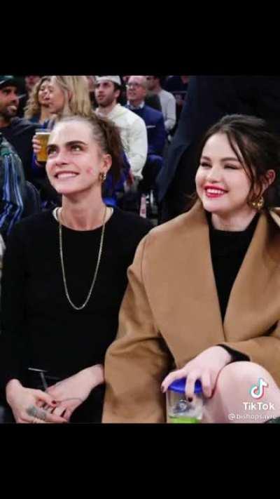 Selena Gomez with Cara on kiss cam after Taylor brings her up dramatically on Fallon = ALL SO GAY