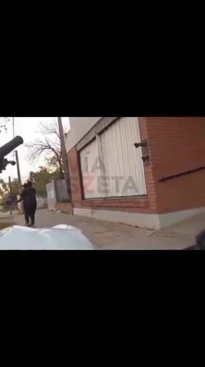 Resistencia Chaco, una mujer sigui&oacute; a su novio porque sospechaba que la enga&ntilde;aba, lo atrap&oacute; con un travesti y termin&oacute; todo en una pelea...😳