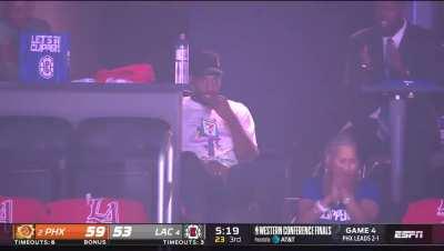 [Highlight] Kawhi Leonard absolutely LOSES HIS MIND after the Clippers cut the lead to 6!