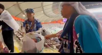 Japoneses ENFURECIDOS espalhando lixo pelo estádio após o desempenho pífio nos pênaltis