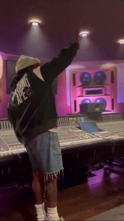 anyone else ready for some new Folarin? we also need Wale on the pod expeditiously 🔊🍊💰