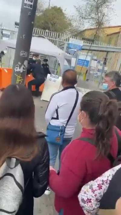 A veces la linea esta larga por pendejadas así - sometimes border wait be long because of this (not shot by me)