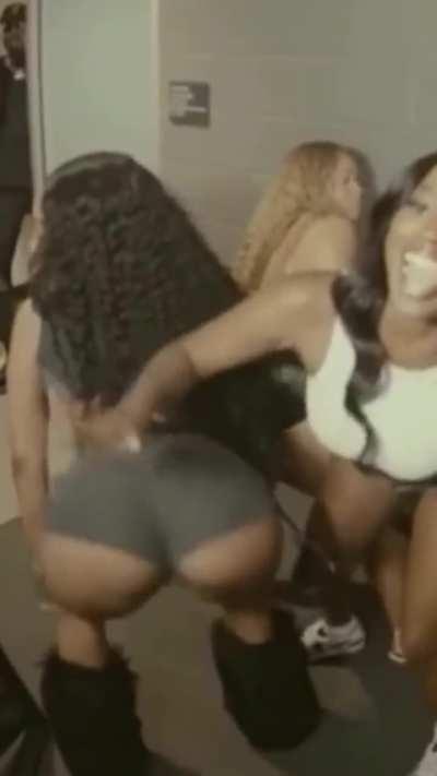 The way she control her ass is crazy😩😍🍑(Slow-Mo)