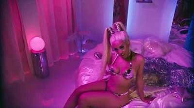 I’m starting a Doja cat groupchat where we share pics of her dm me to be in it