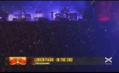 Crowd singing in unison without any help from the band