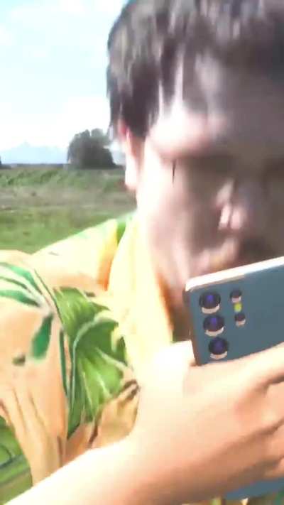 JDG du passé qui se prend le caméraman parce qu'il est concentré sur son smartphone