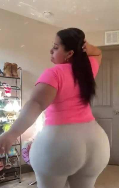 Pinkyxxx clapping her fat ass booty