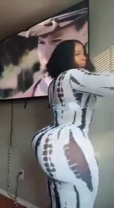 Curvy Aunty