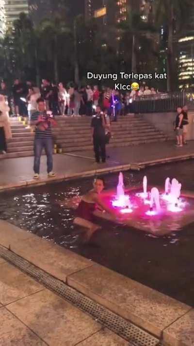 Duyung kepanasan di KLCC