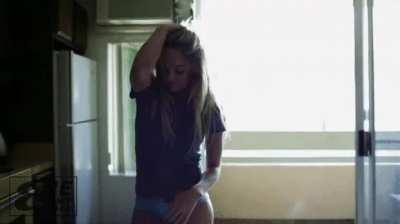 Lotz of cum in my pants when i see her.