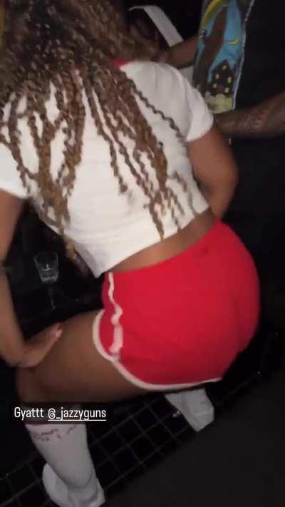 Jazzyguns, clapping her Buns