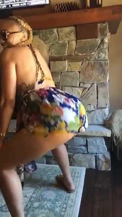 Definitely some lost Lorraine content out there 🍑🤔