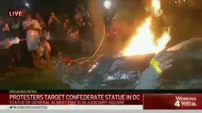 Reporter gets really excited when Confederate statue falls