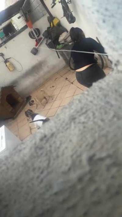 Alguien quiere que suba más de mi vecina culona ?