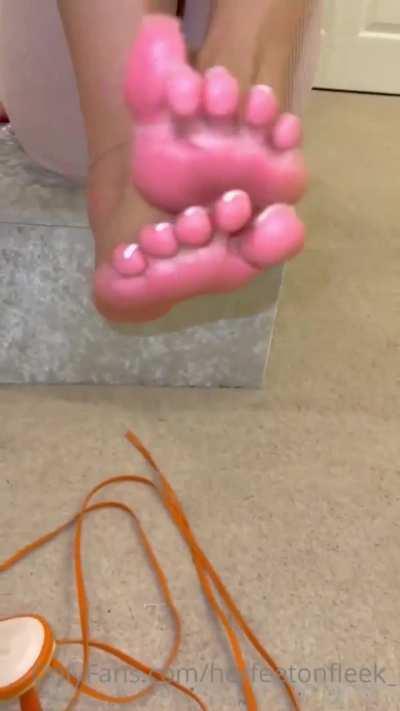 😍 Lightskin baddie tries on heels 👡