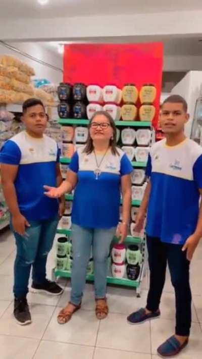Enquanto isso, em um supermercado no interior da Paraíba, muita espontaneidade dos funcionários na hora de cantar a musiquinha da promoção da loja...