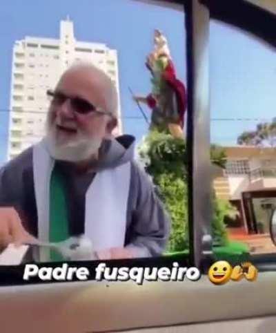 Padre fusqueiro kkkkk
