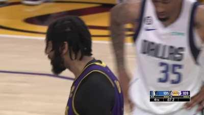 [Highlight] AD commits an atrocious foul on Kleber's 3pt attempt with 7 seconds left to keep the Mavs in the game