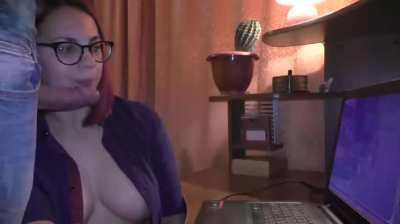 Gamer Girl Does Blowjob Without Being Distracted from The Game