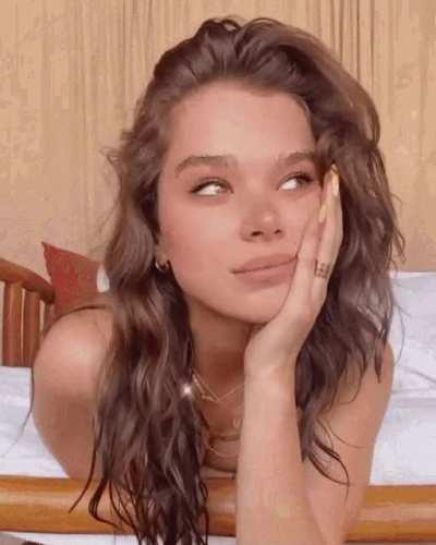 SEXY FEMALE CELEBRITY GIF ^ HAILEY SEINFELD ^