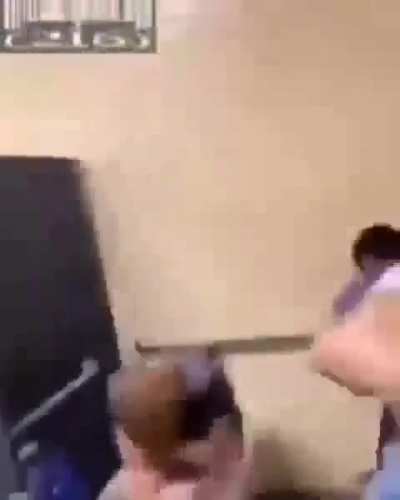 Patladım amk ikisi kavga ediyo ikisi video çekiyo birisi sıçıyo ayrıca bir kavgaya göre çok sessiz bir ortam