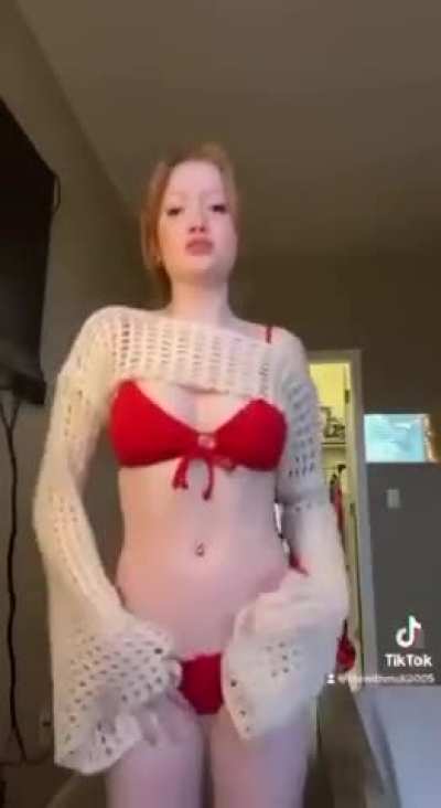 Clap when she walk🎶