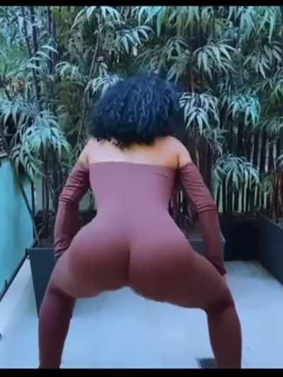 Hennessy Twerking