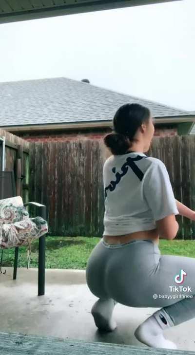 18 YEAR OLD SENIOR IN HIGH SCHOOL GOING CRAZY ON TIKTOK...WHAT'S HER FUTURE?