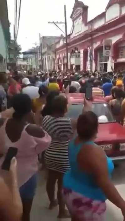 抗議群眾包圍古巴共產黨總部，高喊「古巴不是你們的！」