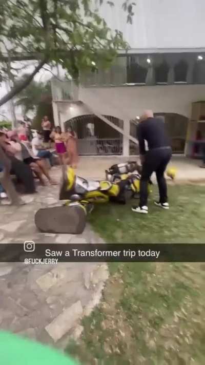 O coitado tentou se segurar ainda