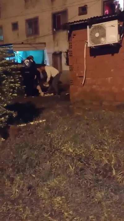 Posadas: Pescaron a un chorro robando la ropa que había colgado una mujer y los vecinos le dieron una paliza