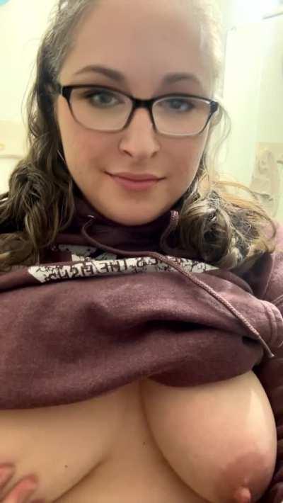 When hubby is away you send naughty teasers 😈😈😈😈