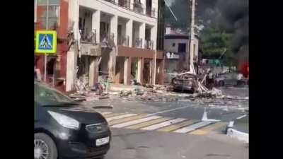 Отель Геленджика: Взрыв. Один человек погиб и четыре человека, в том числе ребенок, госпитализированы в тяжелом состоянии. Из гостиницы эвакуировали 50 человек.