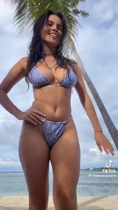 @francescaizarra showing her goods