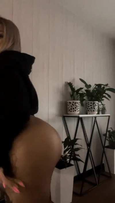 Is my ass juicy enough? ð