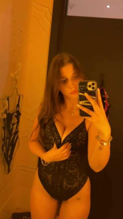 I need help in the changing room can you help me to choose a outfit - can i be ur fuckdoll?