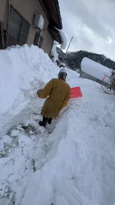 Latex Snow Shoveling in Survival Mode — No Heat, No Water, Just Sweat and Power