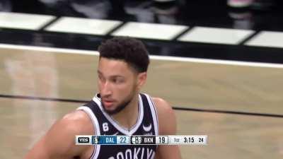 [Highlight] Ben Simmons drives in and airballs the layup