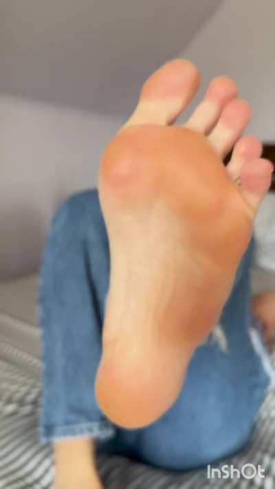 Happy feet Friday!! Here’s some sexy foot worship to make your day brighter 🌞💦😉