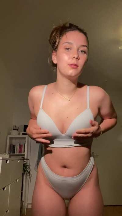 Hiii to the 5 guys who see me stripping half naked 😇