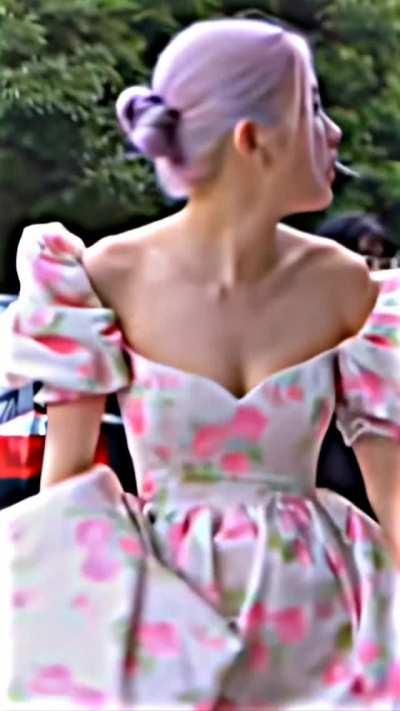 Rosé is flat but hot, I would love to cum on those cute boobs 💦