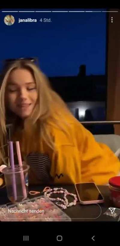 Zwar mehr schlecht wie recht und etwas sehr cringe aber besser wie nichts von Julia 🍑